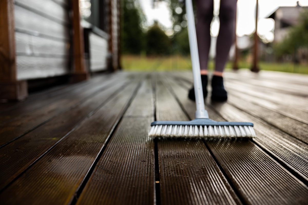 Don’t let the weather ruin your wooden deck: here are 3 steps to protect it