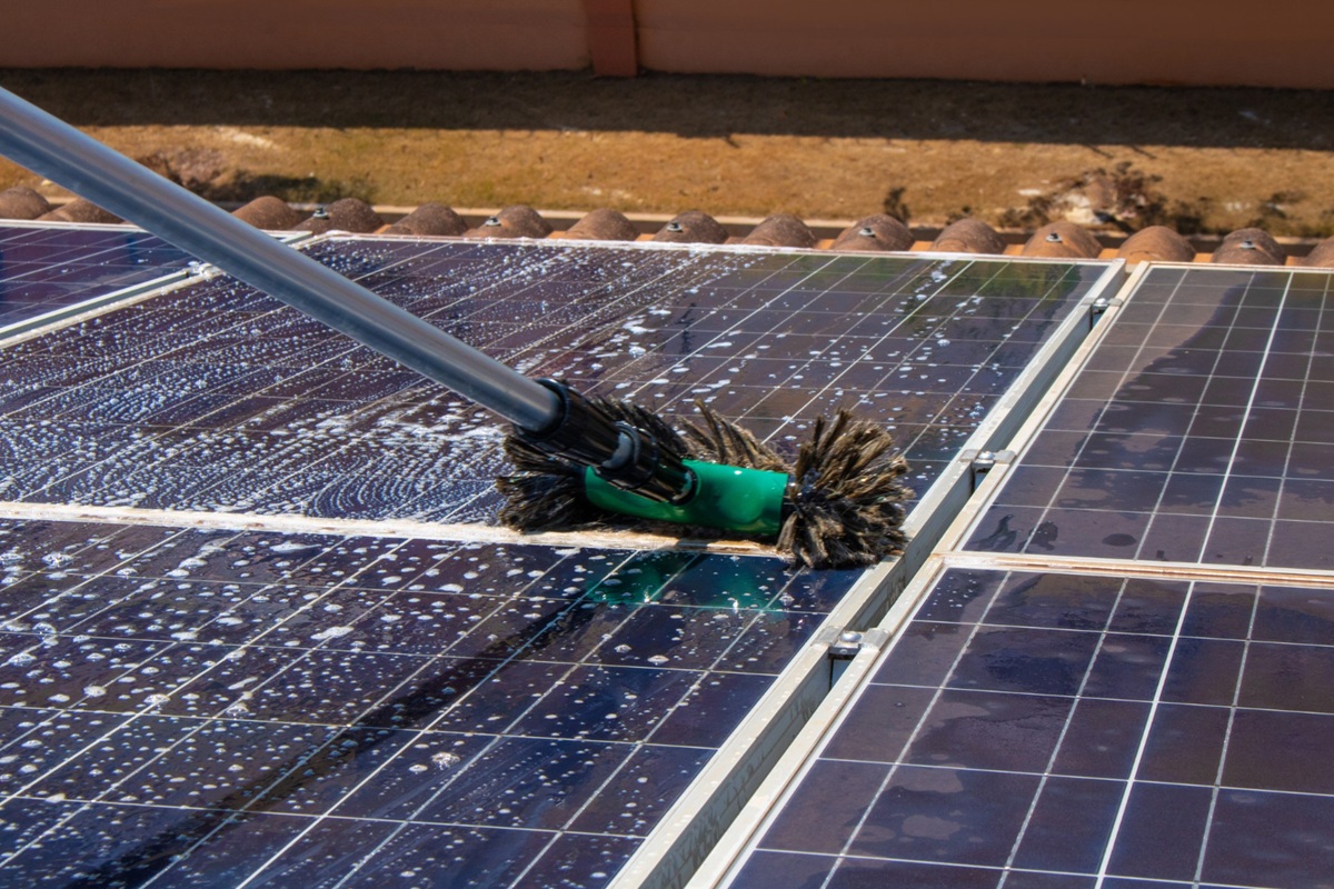 Solar panel cleaning: the express method to make them spotless in just 30 minutes