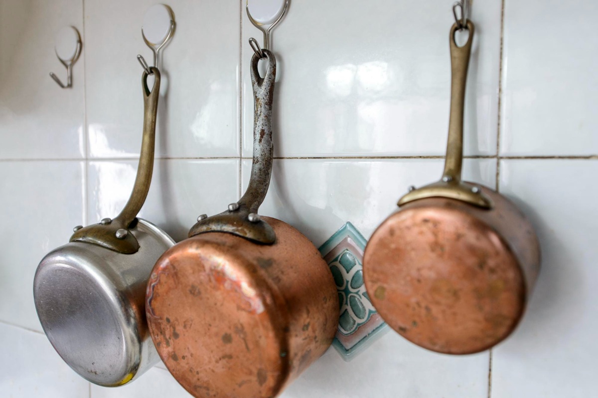 The hole in the handle of pots is not just for hanging them: here is their lesser-known usefulness